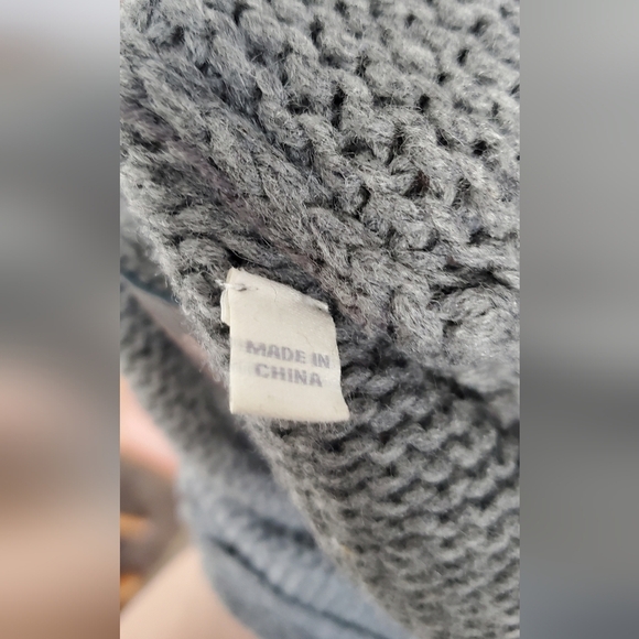 aritzia 100% lamswool classic Gray and Cream Women's Sweater. womens medium. EUC - Picture 3 of 8